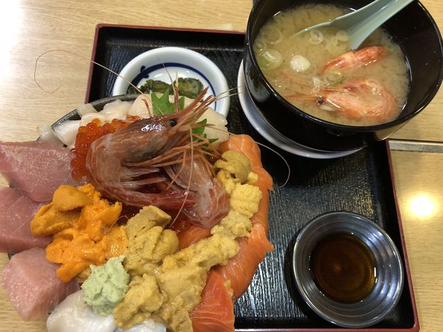おすすめ丼 ウニ増し。左バフンと右ムラサキのダブル雲丹増し_お食事処 すみれ