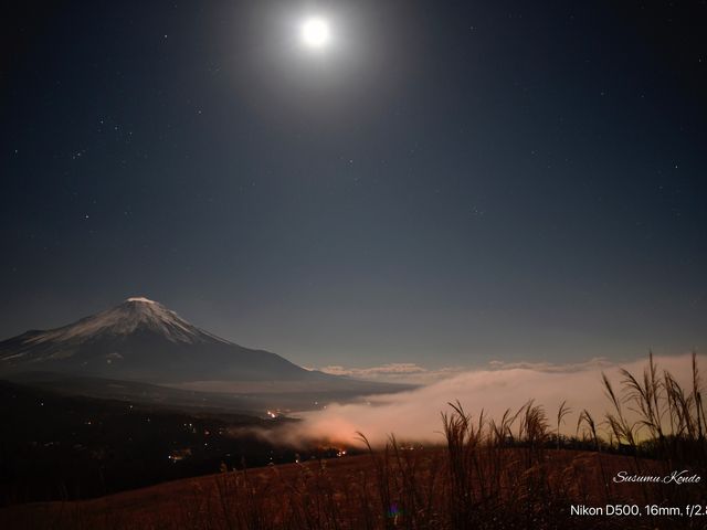 雲海に浮かぶ富士 空に浮かぶ満月 小さく輝く星々_山中湖明神山パノラマ台