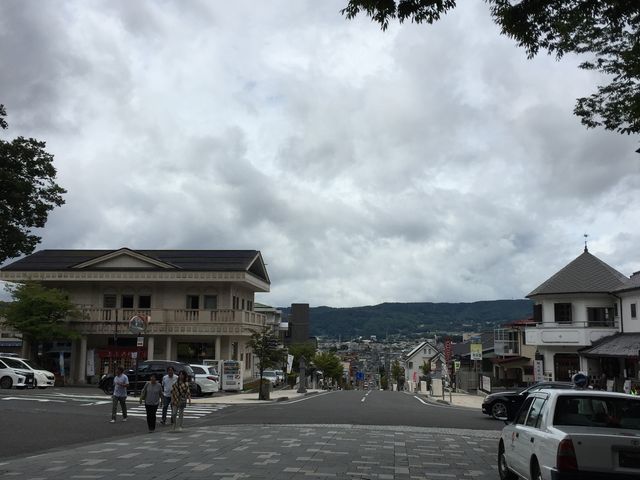 左の大きな建物になります。_ニデックオルゴール記念館すわのね