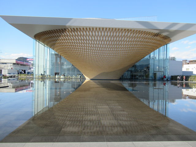 世界遺産センター入り口のオブジェは水面にうつると富士山に見えるそうです_富士山本宮浅間大社