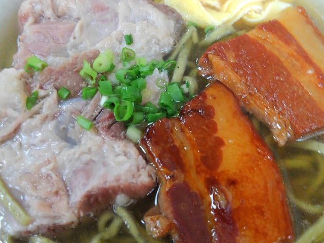 ソーキと三枚肉どちらも載っています。麺が緑なのはよもぎ麺を頼んだから。_浜屋