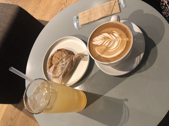 りんごジュース_ブルーボトルコーヒー 新宿カフェ