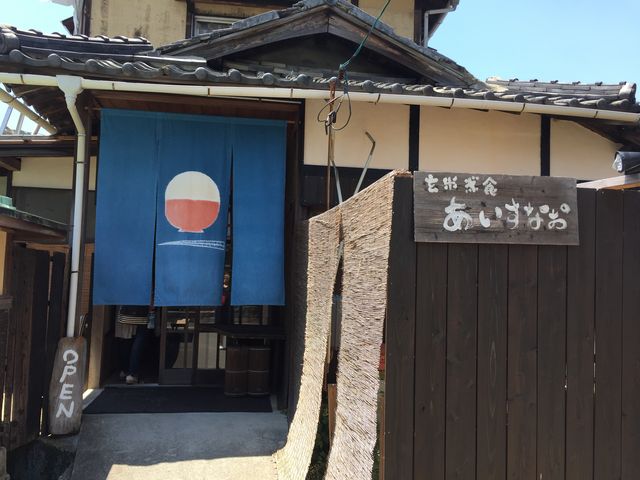 街並みにあった雰囲気のごはんやさん_あいすなお