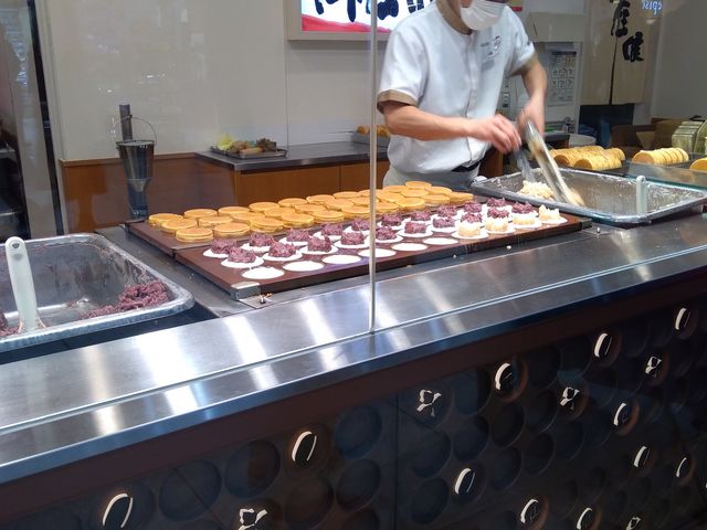おびただしい数の御座候が焼かれています_御座候 新大阪駅店