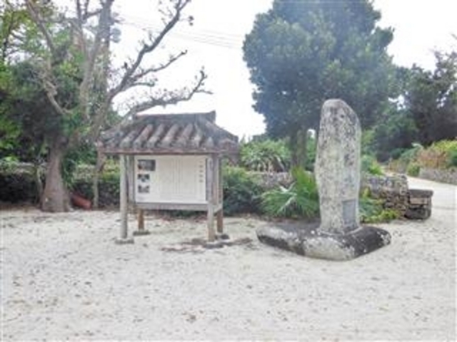 「世侍御嶽(ユーモチオン)」(竹富島)_世持御獄