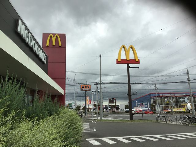 店舗 奥には吉野家さんの 看板も。_マクドナルド400大田原店(McDonald’s)