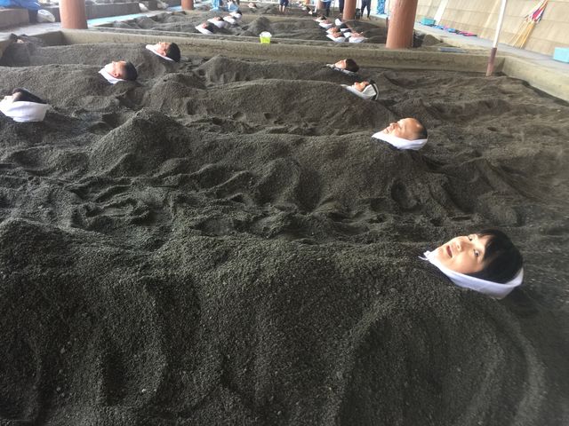 頭に巻くタオルは必須です_砂むし会館「砂楽」