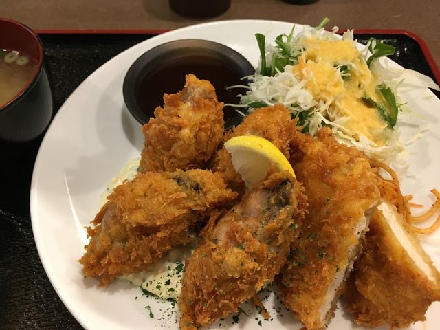 カキフライに、チキンカツもつきました。_オリーブ・キッチン