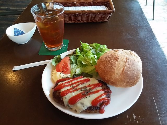 チーズハンバーガー_木もれ陽のテラス
