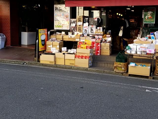 店頭にはお菓子などが並んでいます_珈琲問屋 横浜西店