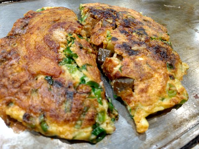 生地がフワフワで、「すじ肉」も「豚肉」も美味しかったです。_ねぎ焼 やまもと