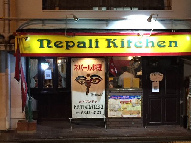 ネパール人ぽいコックさんが料理してます。_ネパールキッチン 蛍池店