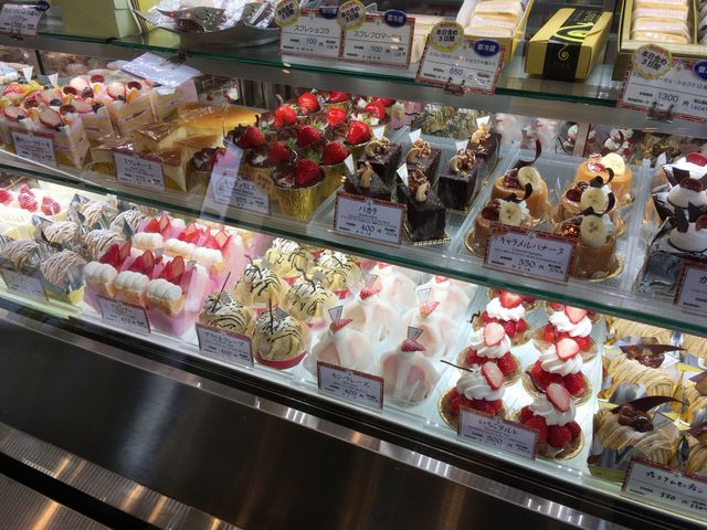 ケーキの種類が多いです。_ルジャンドル 長田店