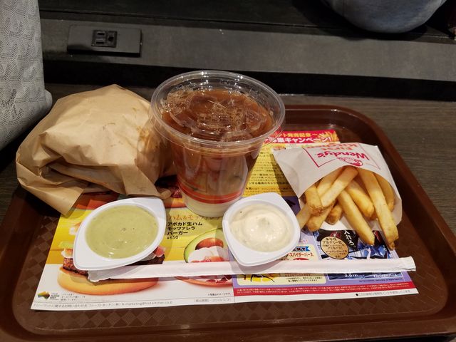 カウンター席で頂きました。_ファーストキッチン 外苑前(First Kitchen)