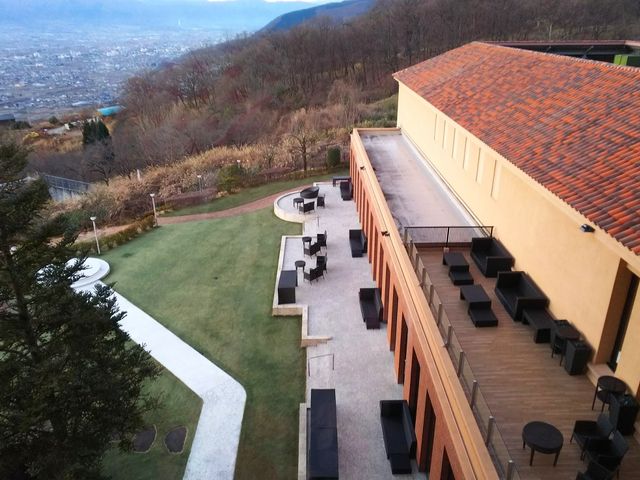 テラスが至るところにあります。_フルーツパーク富士屋ホテル