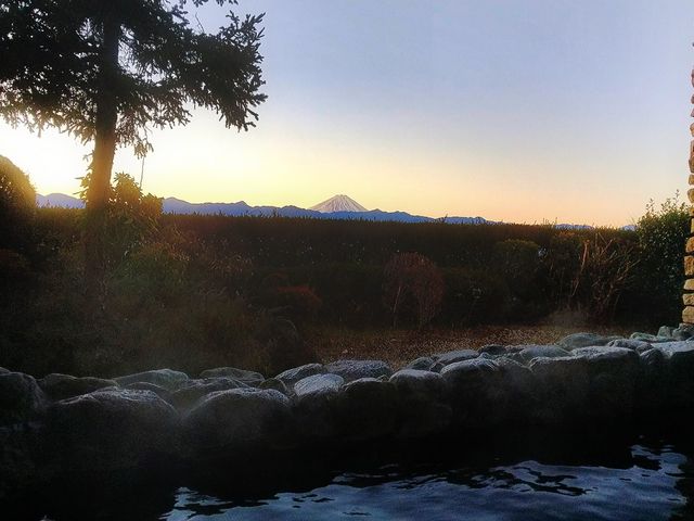 朝の露天風呂です。立ち上がれば富士山が見えます。_フルーツパーク富士屋ホテル