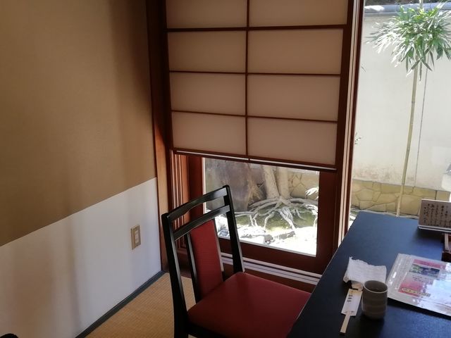 畳敷にテーブルと椅子なので楽です_料亭 坂本屋