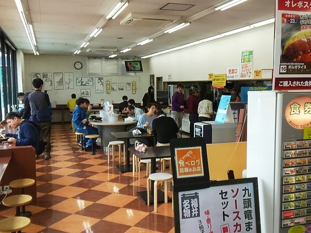 フードコートの様子_北陸自動車道北鯖江下りハイウェイショップ