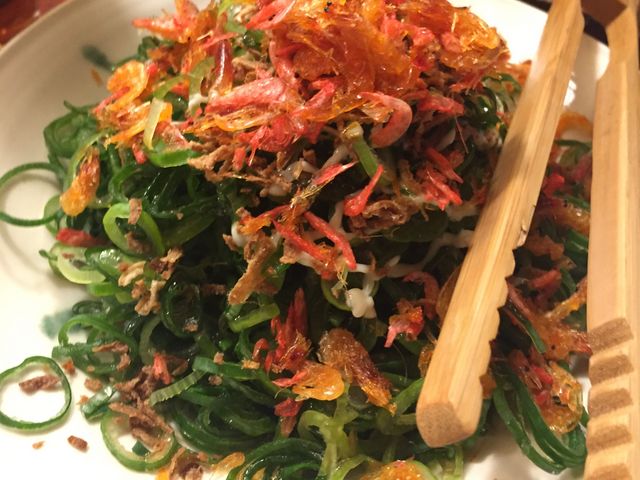 カリカリ桜えびと九条ねぎのサラダ。
桜えびと九条ねぎの食感が楽しめる。_旬彩酒庵 おねぎや 袋町店