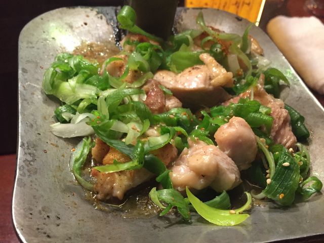 鶏ももとねぎ塩焼き。
鶏ももとねぎを味噌で絡めて鍬風皿で頂く。
ちょっぴりしょっぱめで酒が進む。_旬彩酒庵 おねぎや 袋町店