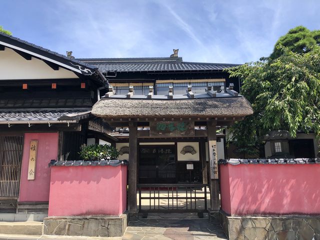 赤の門が目立つ_相馬楼