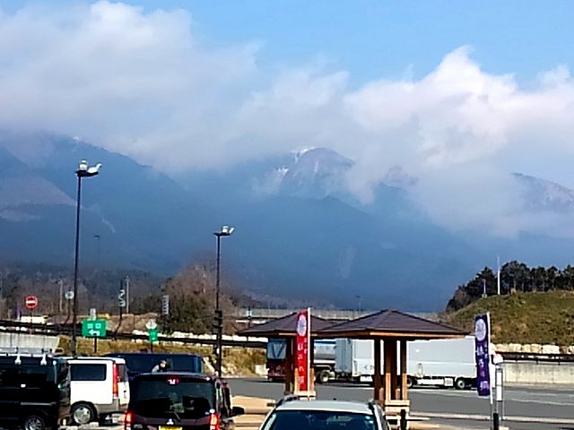 蓬莱山?山頂に新しい雪が見られました。_道の駅 妹子の郷
