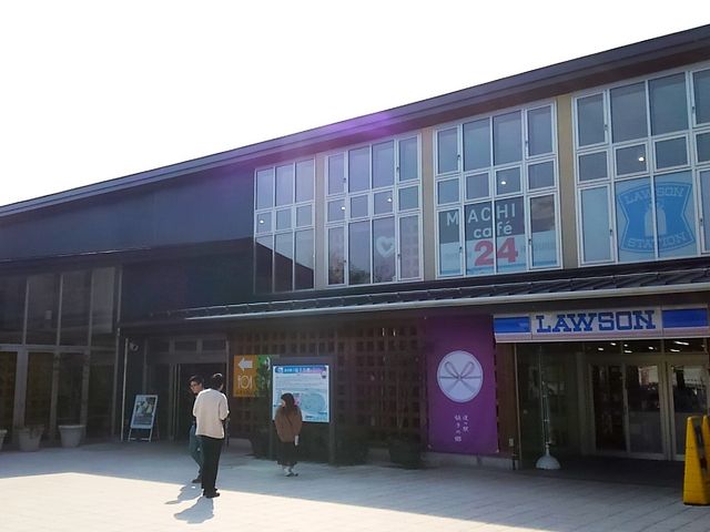 ローソン入口横にある水引が、この道の駅のシンボルマークだそうです。_道の駅 妹子の郷