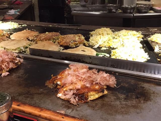 お客が焼くのではなくてお兄さんが目の前(カウンター席)で焼いてくれる。_生野・桃太郎・梅田ルクア店
