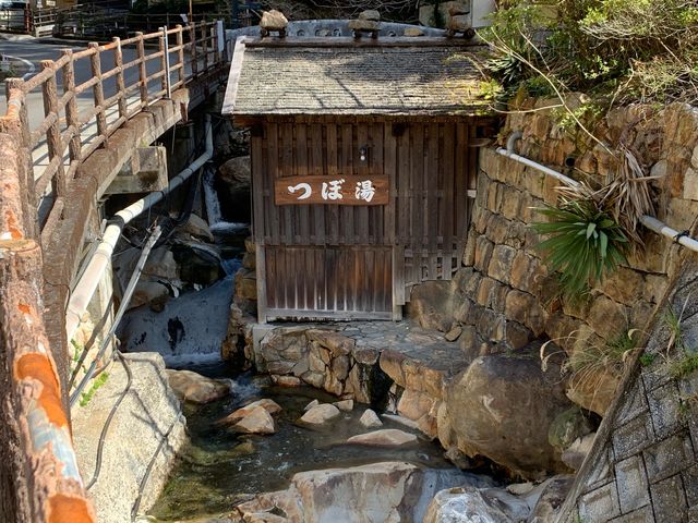 小さな小屋の中にあるので女性でも安心できます。_湯の峰温泉公衆浴場・つぼ湯
