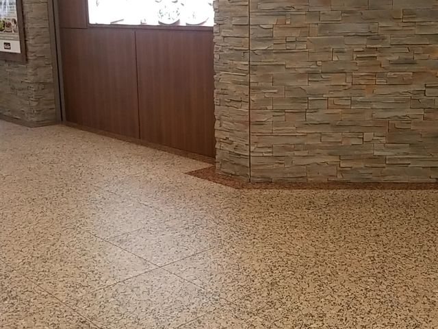 お店入り口の横に大きな店名があります_シズラー ランドマークプラザ店
