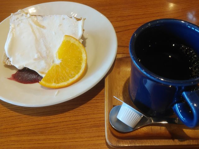 シフォンケーキとコーヒー_カフェ・モーツァルト・フィガロ