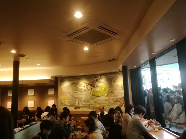 スタバの店内、窓の外は人でいっぱい_スターバックスコーヒー 天満橋京阪シティーモール店