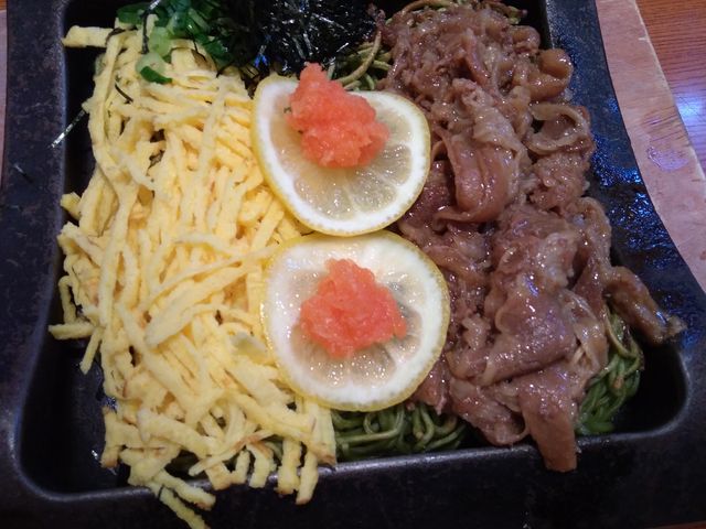 瓦にのった抹茶そば_海鮮居酒屋 魚鮮水産 アイスタ新山口店