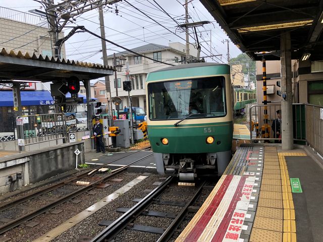鎌倉行きの電車がホームに入ってくるところ_江ノ島電鉄 長谷駅