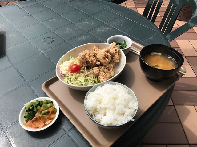 手作り唐揚げ定食とお好みで盛り付けることの出来る
大鹿村前沢産業の日替わり漬物_秋葉路