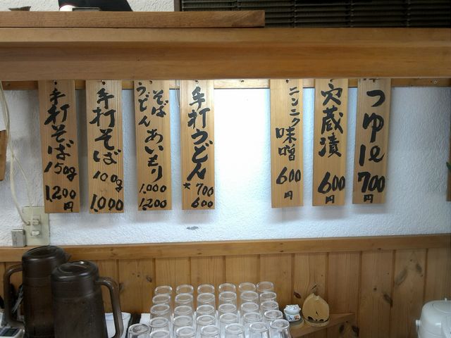 セルフな店内はカウンターのみ。。_手打ち 弥三郎