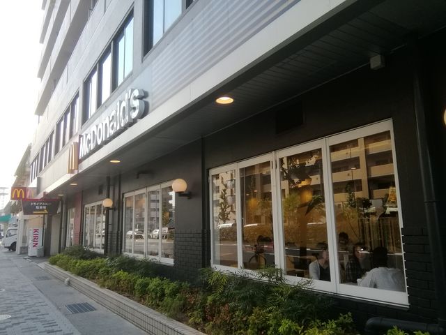 外からのマクドナルド_マクドナルド2号線御影店