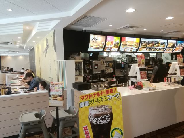 マクドナルドの店内_マクドナルド2号線御影店