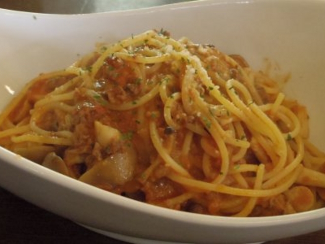 牛肉と道産キノコのラグーソースパスタ。_ecru エクリュ 炭焼きとワイン