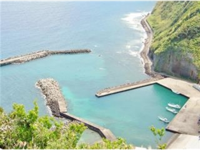 海面が明るいエメラルドグリーンの「洞輪沢(ボラワザワ)漁港」_名古の展望台