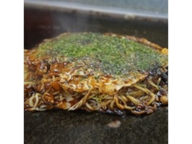 ソースの味とマッチしたふわふわのお好み焼き_お好み焼てっちゃん