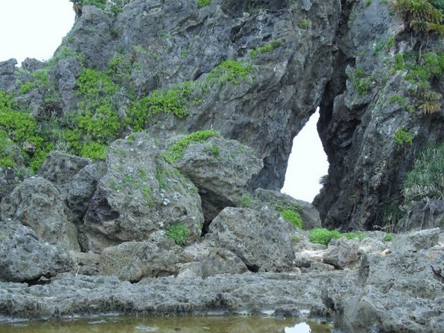 風化や波の浸食によって出来た空洞のある奇岩_ミーフガー