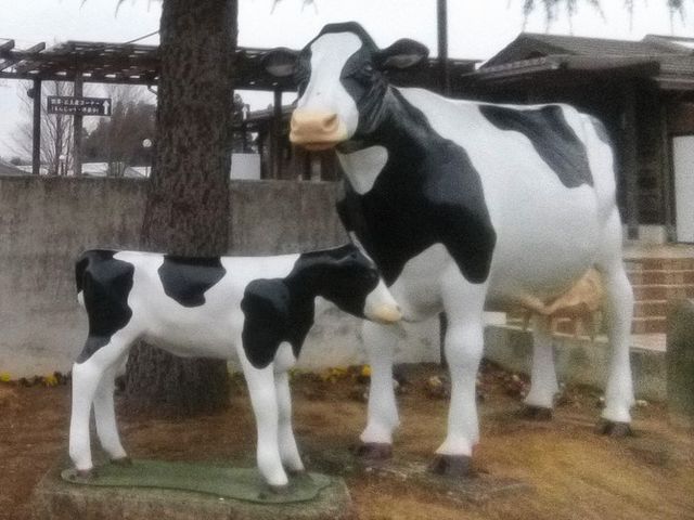 親子牛のオブジェ_道の駅 湯の香しおばら