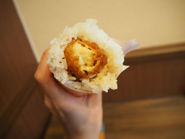 ご飯の中にエビフライが!_洋食や 純平