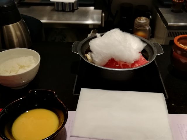 だしすき焼きランチは肉の上に綿菓子が載っています_だし蔵 すき焼き せんちゅうパル店