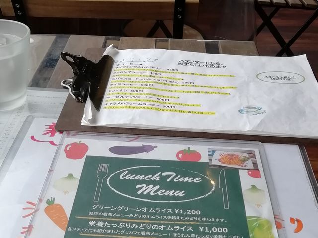 店内のテーブルの上に置かれたランチタイムメニュー_グリーンワールドカフェ