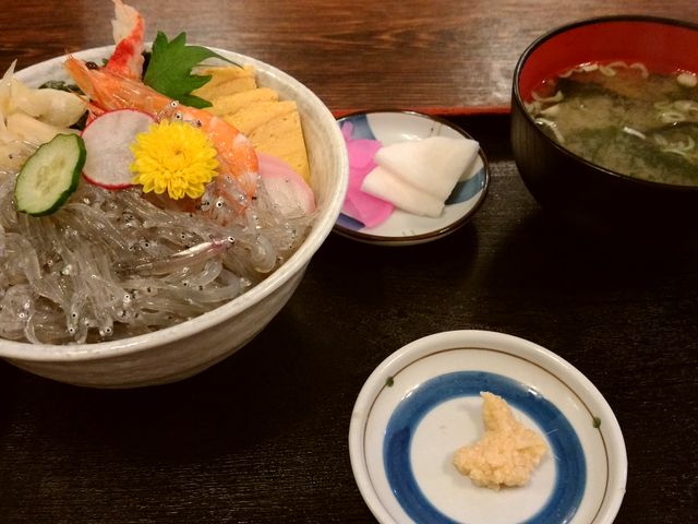 生しらす丼(下にも「しらす」が詰まっています)_はら田