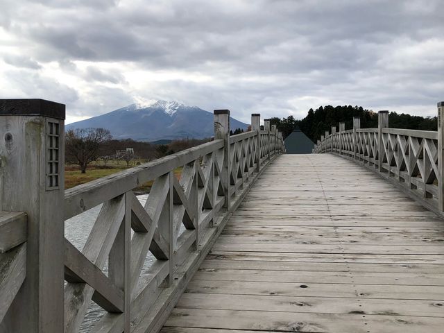 鶴の舞橋と岩木山_津軽富士見湖パーク