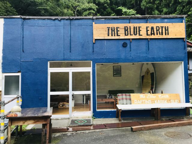 ガラス張りが特徴的なお洒落なベースでした!_The Blue Earth