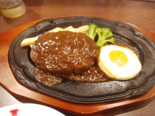 ジャンボハンバーグです_肉の万世 神田駅前店